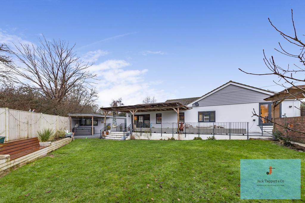 Castle Close, Bramber, Steyning, BN44 4 bed detached bungalow for sale £875,000