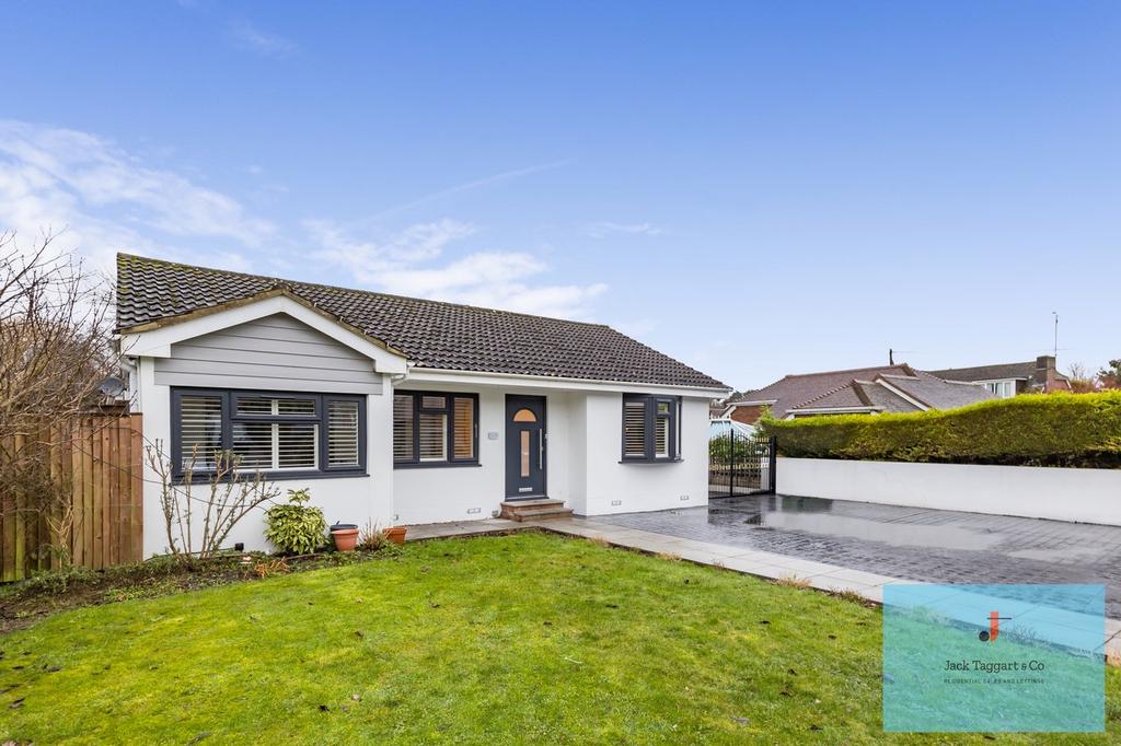 Castle Close, Bramber, Steyning, BN44 4 bed detached bungalow for sale