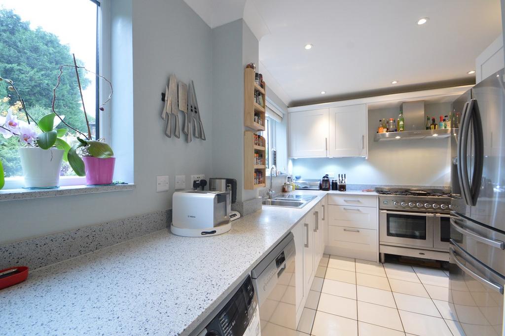 Melrose Road, Weybridge, KT13 4 bed house £3,250 pcm (£750 pw)