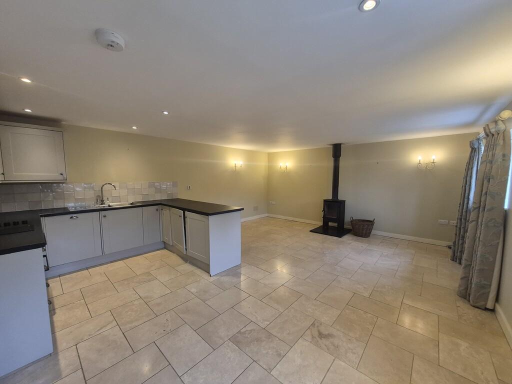 Kitchen & lounge