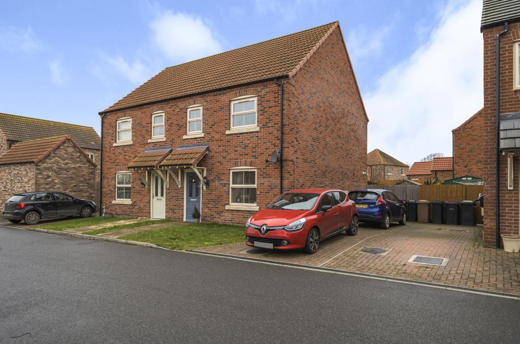 Mendip Avenue, North Hykeham, LN6 3 bed semidetached house £240,000