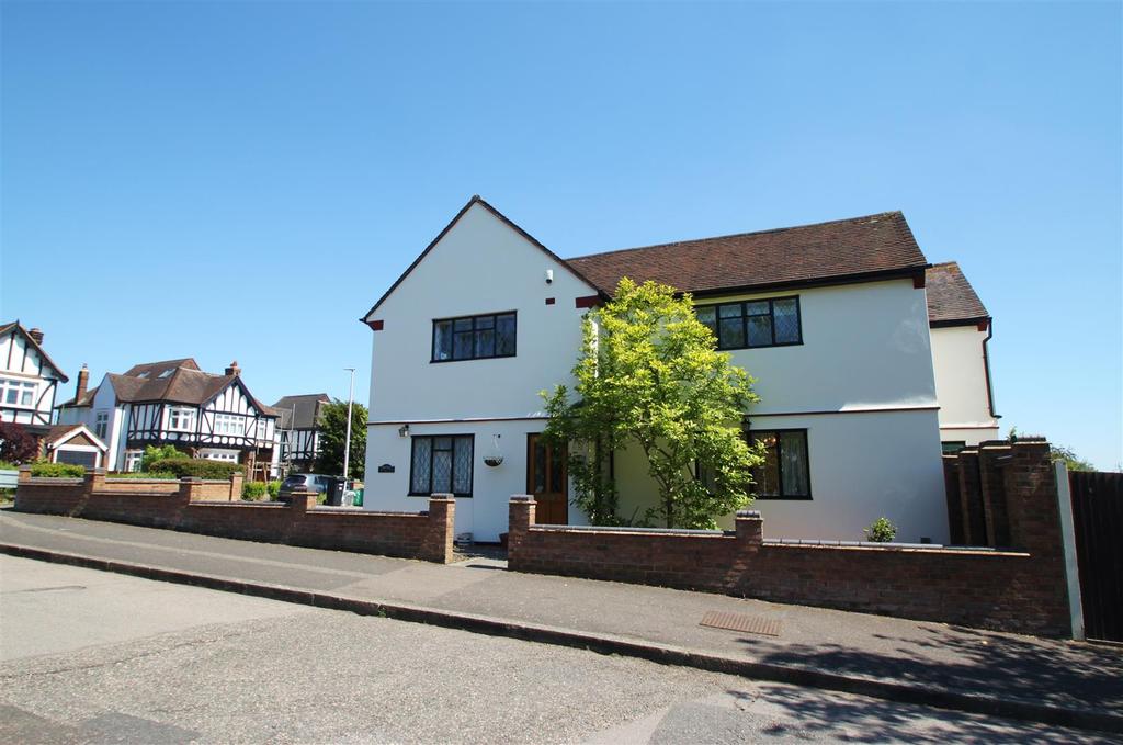 Beresford Drive, Woodford Green 4 bed detached house £3,000 pcm (£692 pw)