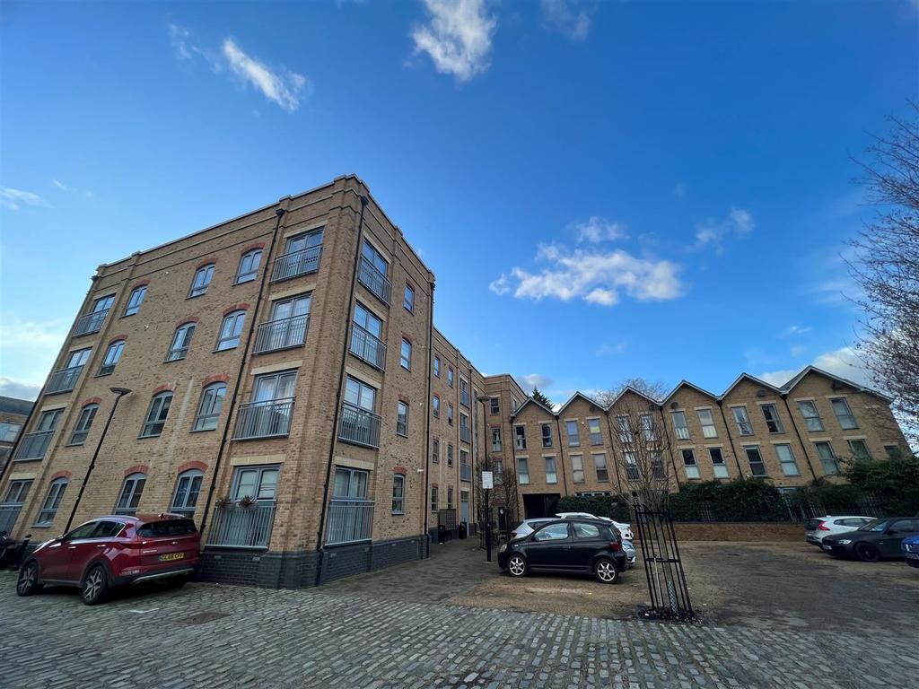 Esparto Way, South Darenth, Dartford 2 bed flat £1,250 pcm (£288 pw)