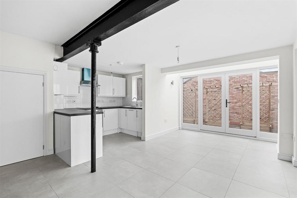 Trinity Street, Leamington Spa 2 bed coach house £299,950