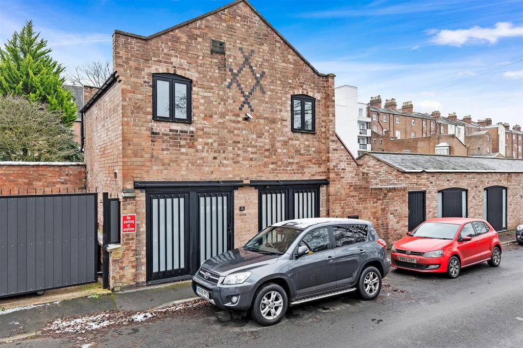 Trinity Street, Leamington Spa 2 bed coach house £299,950