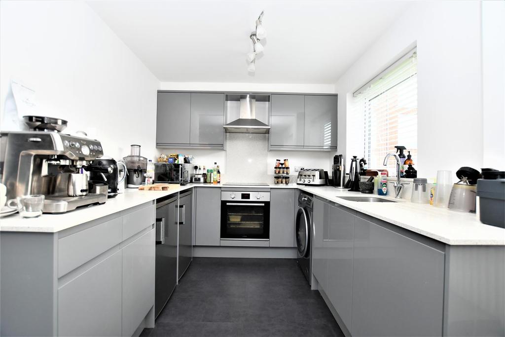 Hardwicke Place, London Colney 2 bed flat £1,000 pcm (£231 pw)
