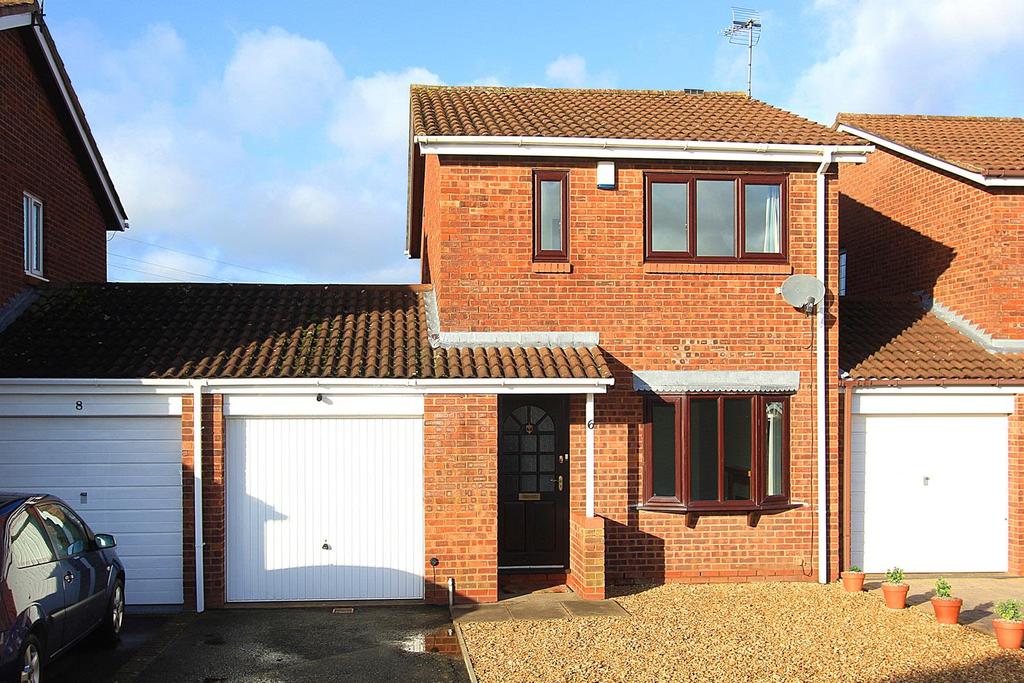WOMBOURNE, Furnace Close 3 bed link detached house £950 pcm (£219 pw)