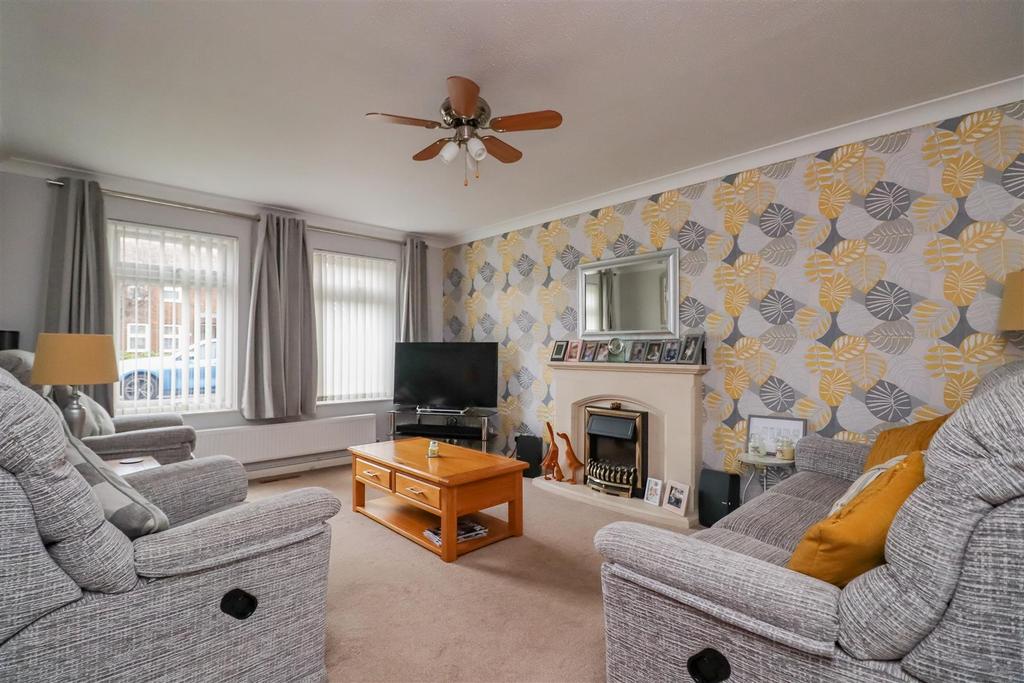 Kestrel Close, Horsham 4 bed detached house £525,000