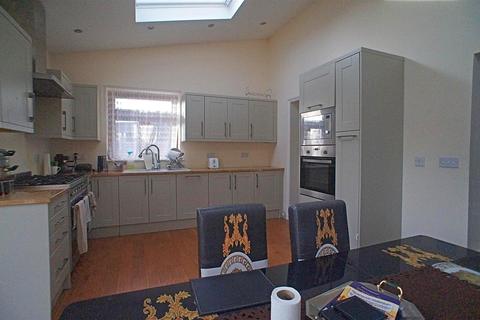 4 bedroom semi-detached house for sale - New Road, Chingford