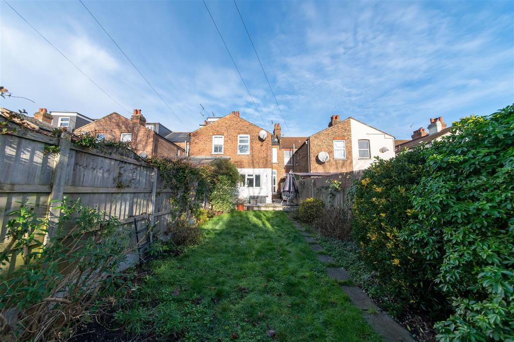 Squires Lane, Finchley 3 bed terraced house £700,000