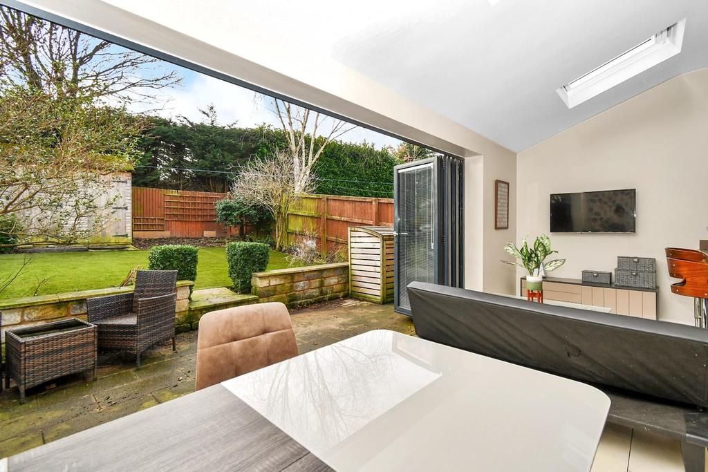 Crofters Lea, Yeadon, Leeds 3 bed semidetached house for sale £379,950