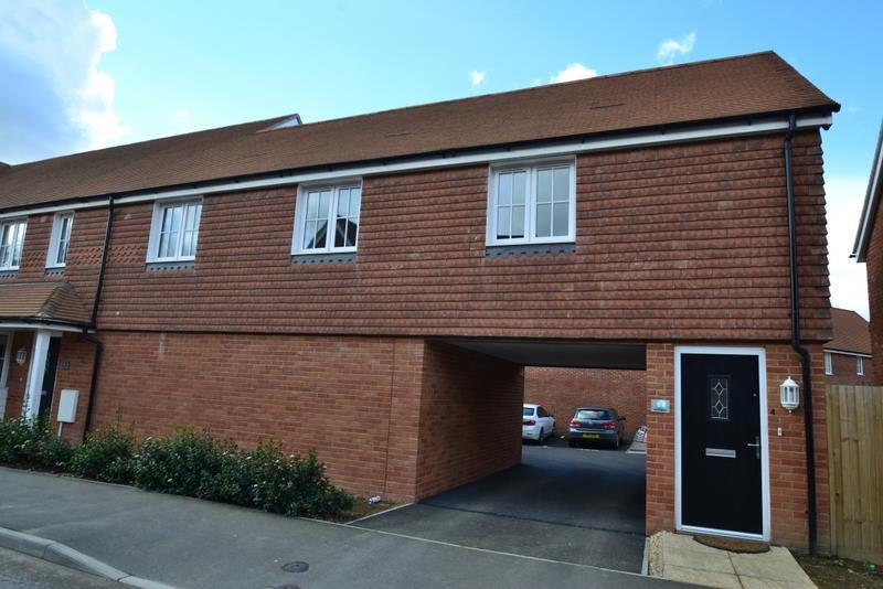 Whittaker Drive, Horley 2 bed apartment to rent £1,250 pcm (£288 pw)