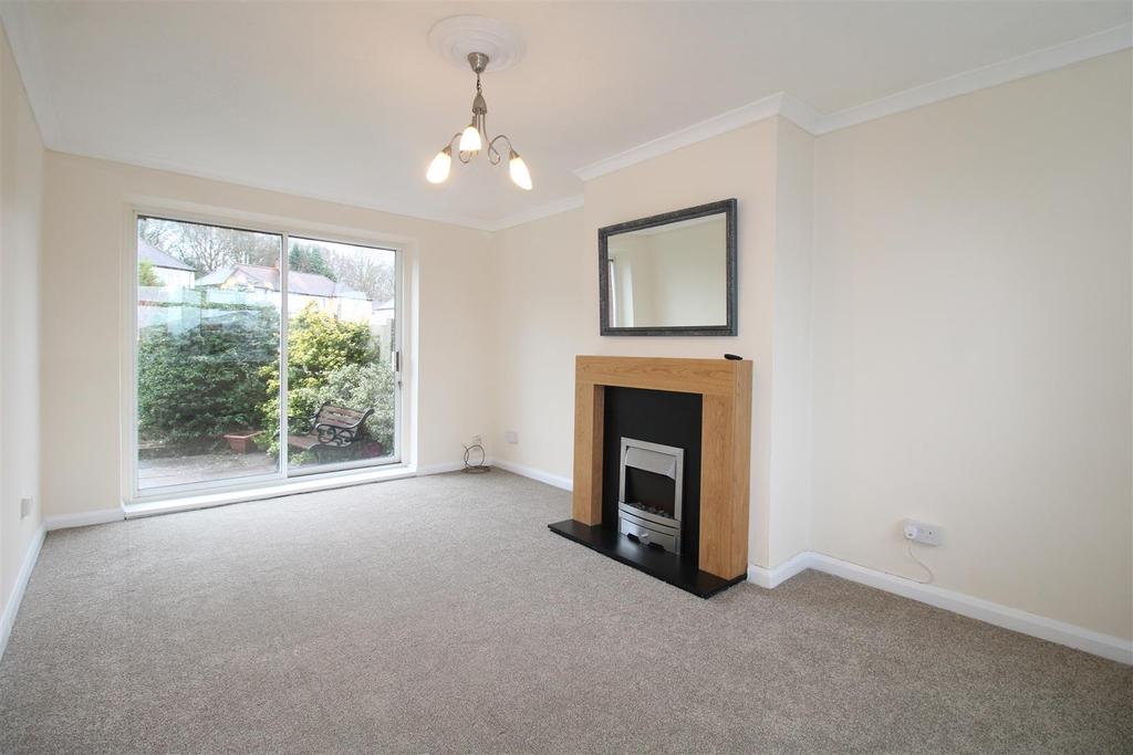Oakfield Road, Wollescote, Stourbridge 3 bed semidetached house £235,000