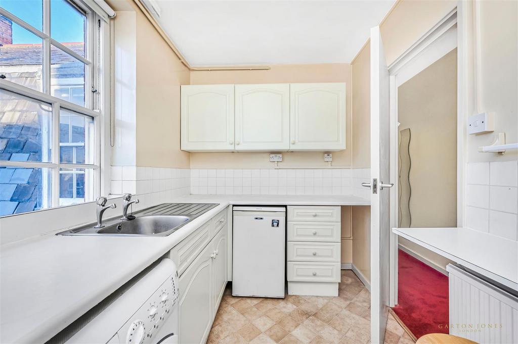 Kitchen (2).JPG