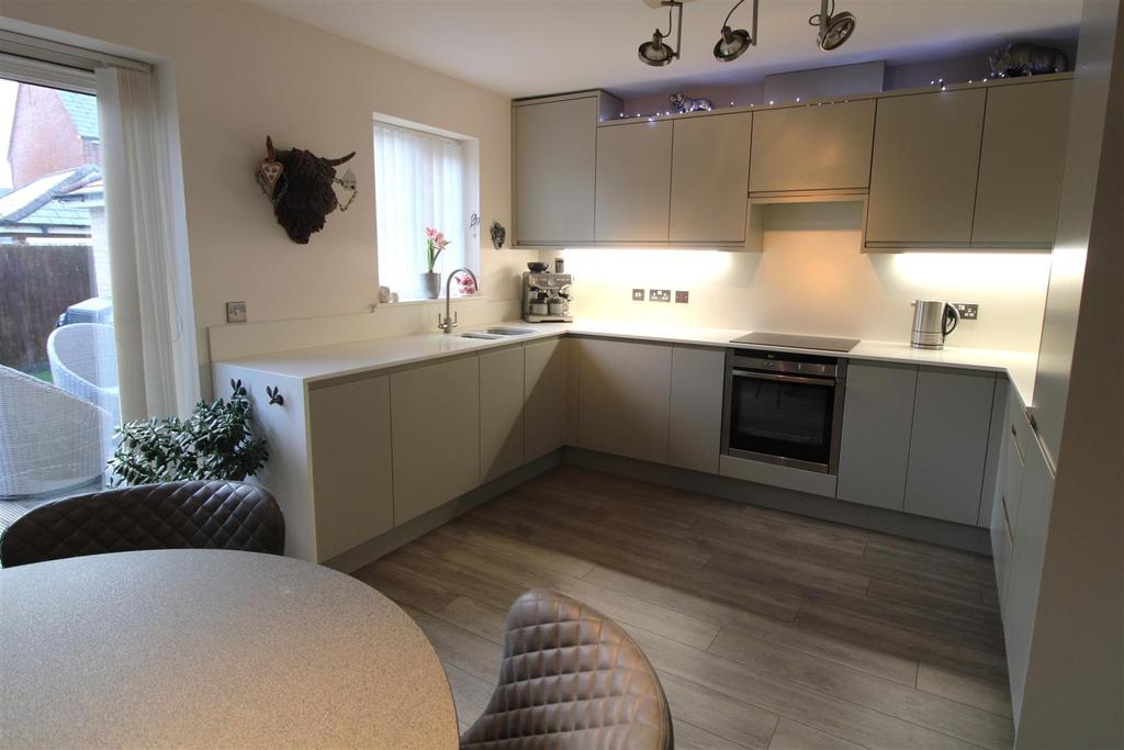 Claydon Gardens, Daventry 3 bed house £310,000