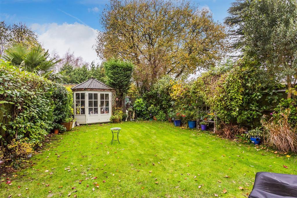 MAGNOLIA DRIVE, BANSTEAD, SM7 4 bed semidetached house £899,950