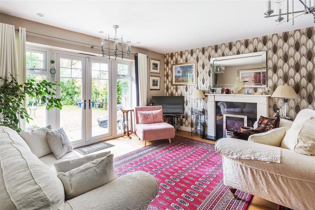 MAGNOLIA DRIVE, BANSTEAD, SM7 4 bed semidetached house £899,950