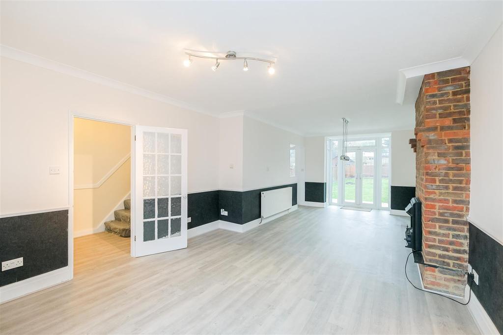 Dale View Crescent, Chingford, E4 6PJ 3 bed semidetached house £