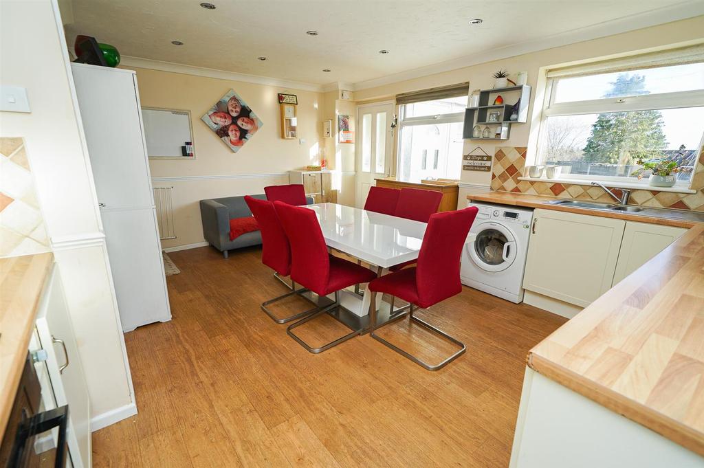 Knaves Hill, Linslade, Leighton Buzzard 3 bed semidetached house £