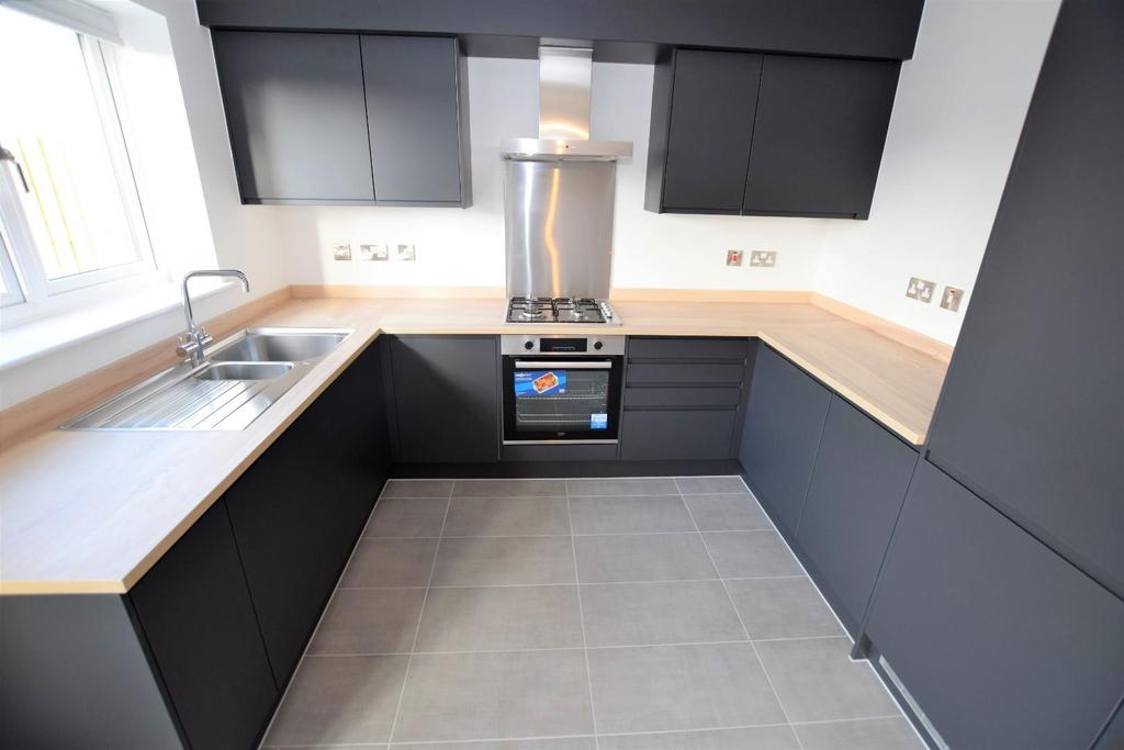 Marina View, Burnley 4 bed townhouse £1,400 pcm (£323 pw)