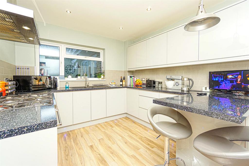 Hillside Road, Hastings 4 bed detached house £500,000