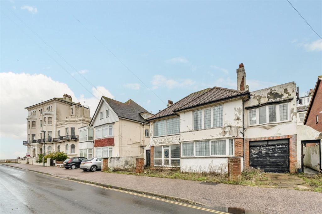 Victoria Road South, Bognor Regis... 4 bed detached house £370,000