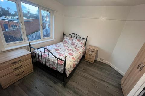 1 bedroom in a house share to rent, 1 Room Available In Flat Above Holly Bank Rd, B13 0RJ