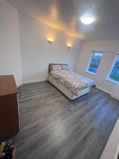 1 bedroom in a house share to rent, 1 Room Available In Flat Above Holly Bank Rd, B13 0RJ