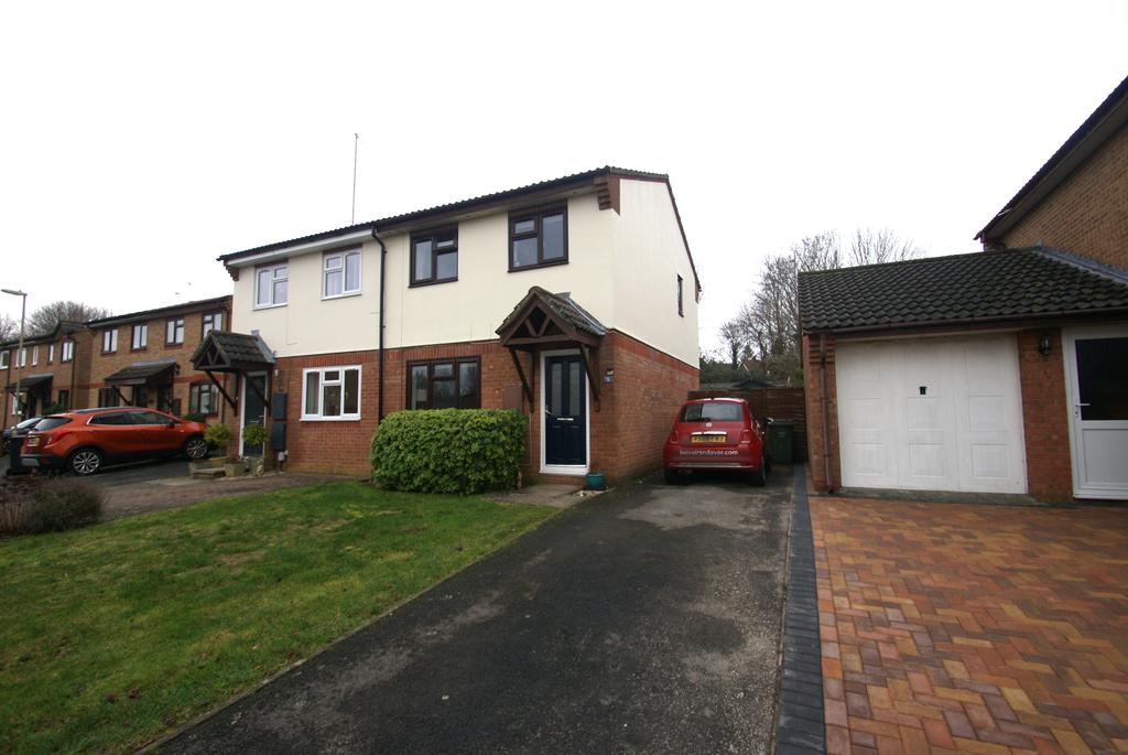 Watermills Close, Andover, SP10 3 bed semidetached house £1,200 pcm