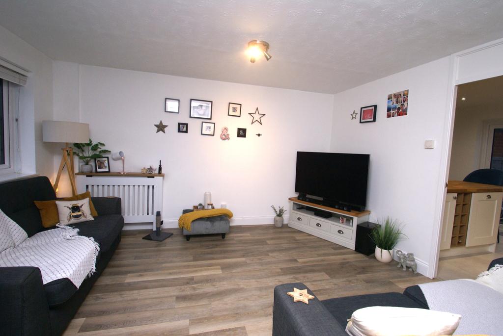 Watermills Close, Andover, SP10 3 bed semidetached house £1,200 pcm