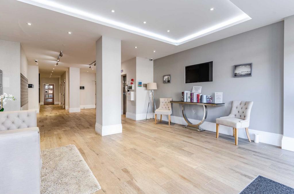 Aldenham Road, Bushey 1 bed flat for sale £245,000