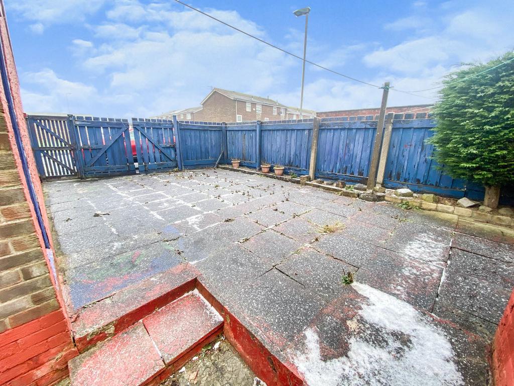 Chesterhill, Cramlington... 3 bed semidetached house £105,000