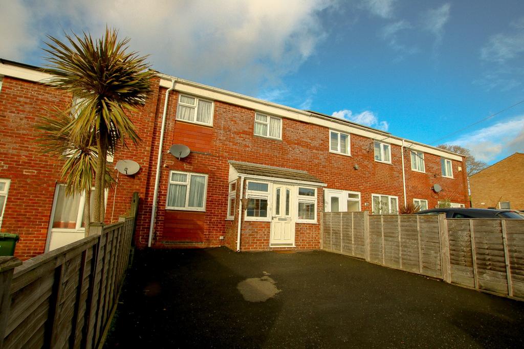 Lundy Close, Lordshill, Southampton 3 bed terraced house £270,000