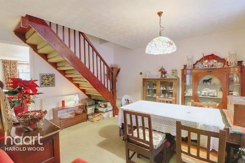 1 Joyes Close, Romford, RM3 9DF