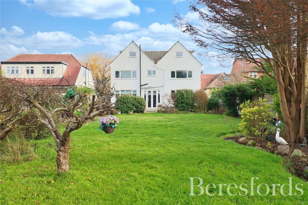 Heaton Grange Road, Gidea Park, RM2 5 bed detached house for sale £