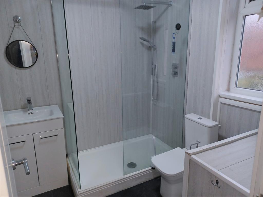 11 Grants shower