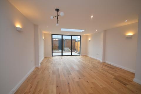 5 bedroom terraced house to rent - Windsor close, Windsor Grove, West Norwood, London, SE27