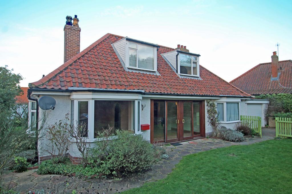 Cliff Drive, Cromer NR27 4 bed detached bungalow £1,700 pcm (£392 pw)