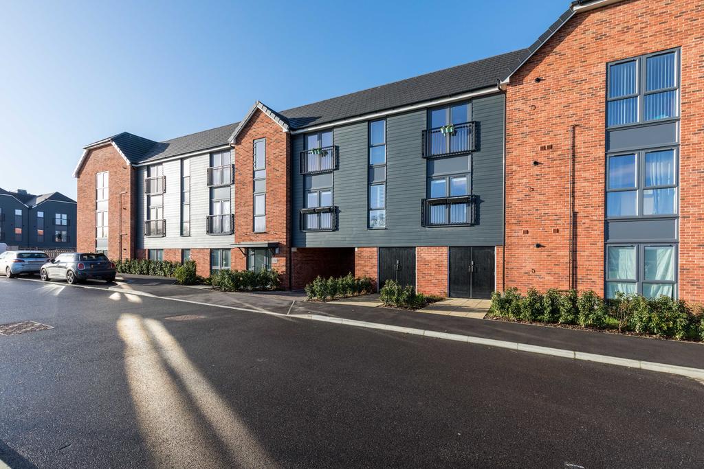 Icarus Avenue, Burgess Hill RH15 2 bed flat £1,225 pcm (£283 pw)