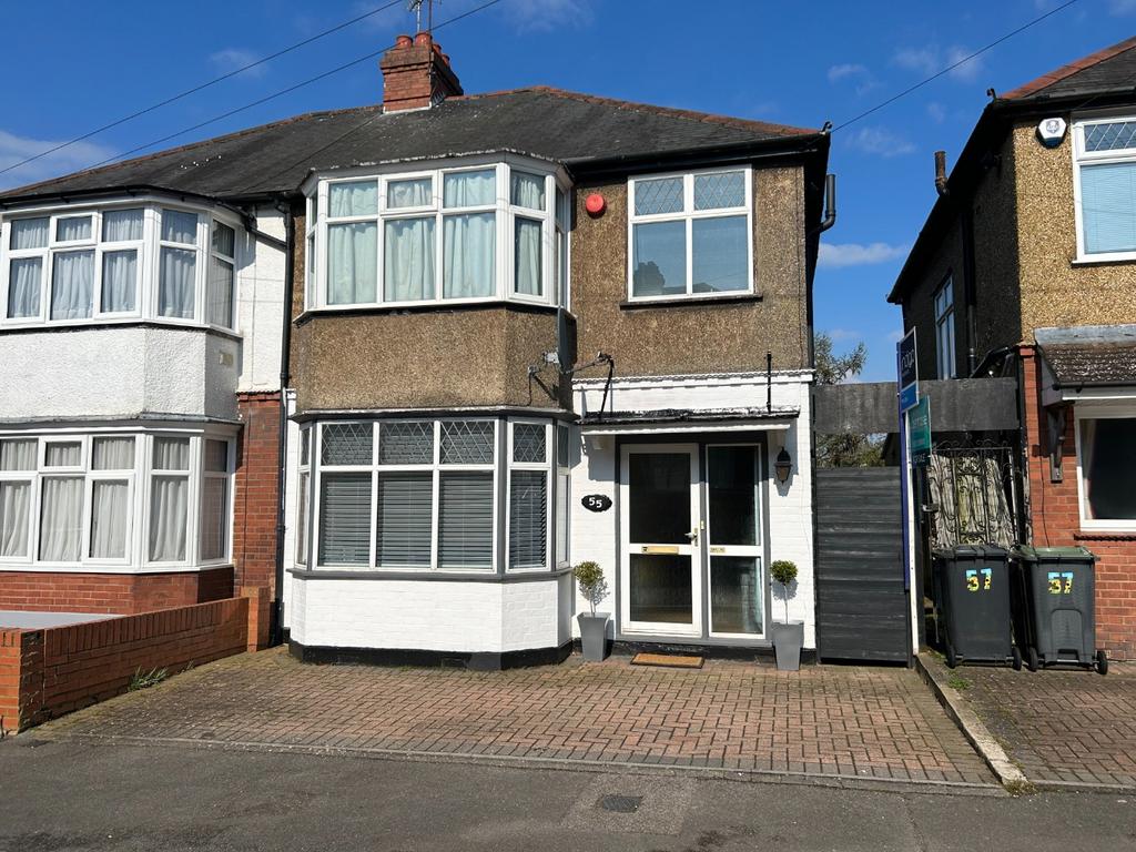 St. Pauls Road, Luton, Bedfordshire, LU1 3RU 3 bed semidetached house