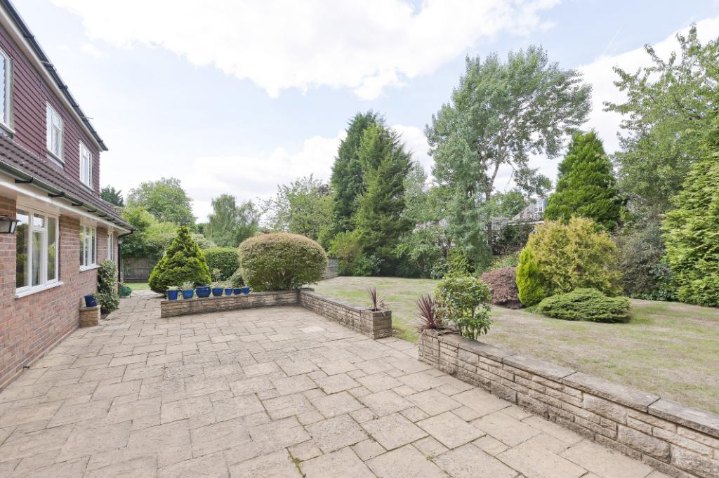 Ashcroft Park, Cobham, Surrey, KT11 4 bed detached house £3,500 pcm