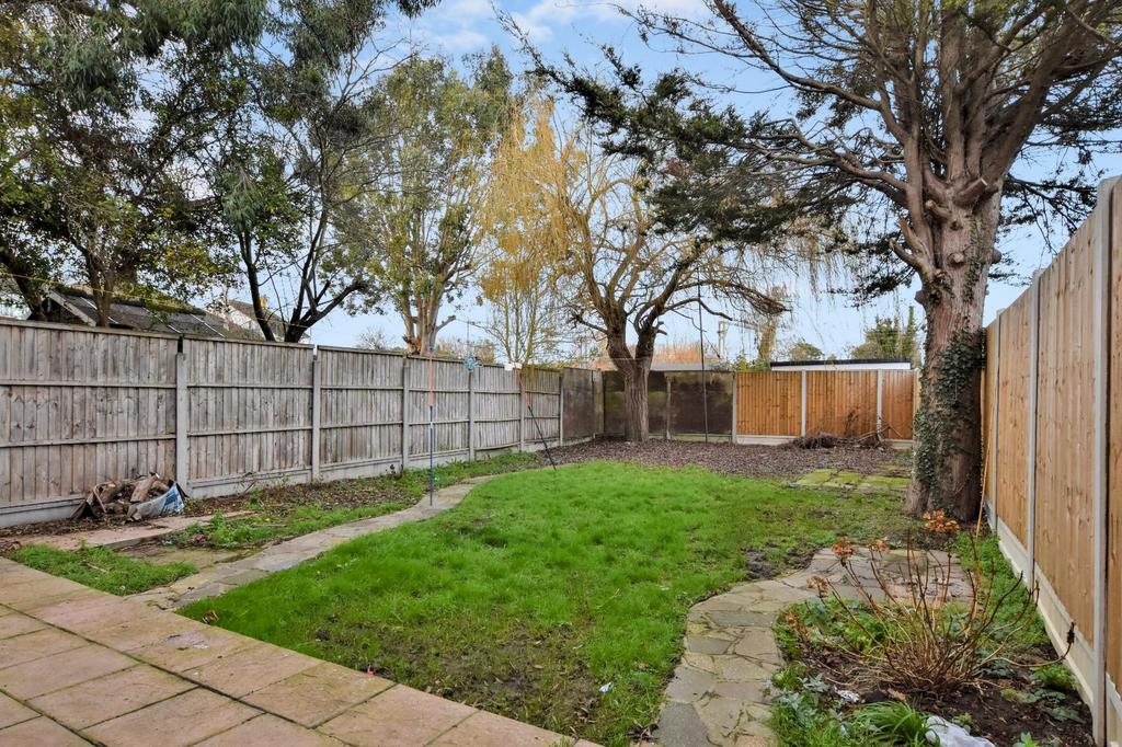 Elm Road, Shoeburyness, Essex, SS3 3 bed detached house £349,995
