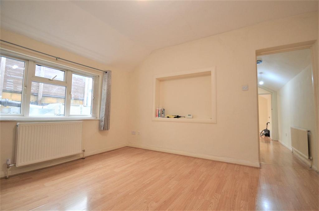Broadway, West Ealing, W13 0SU 2 bed flat £1,647 pcm (£380 pw)