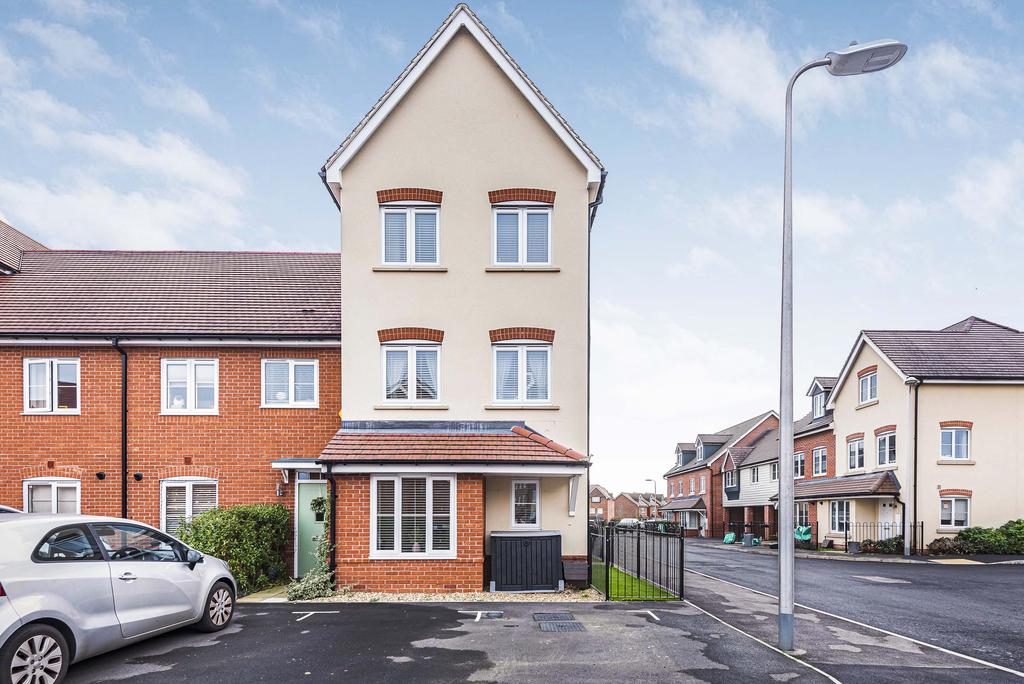 Elm Drive, Woodley, RG5 4 bed end of terrace house £2,100 pcm (£485 pw)