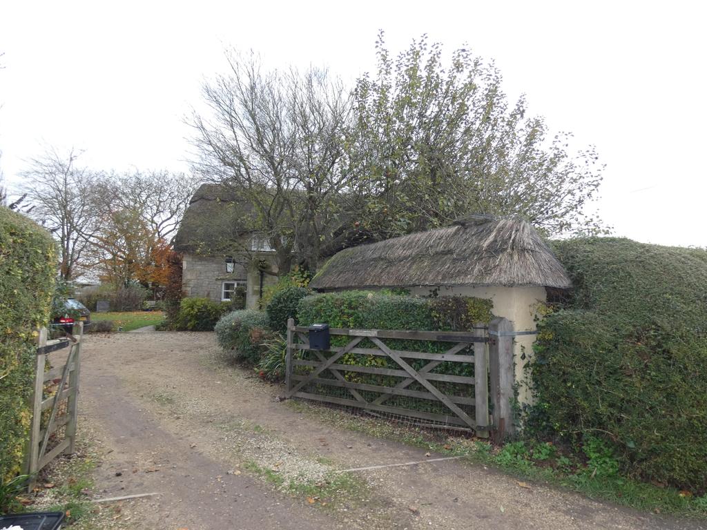 Bapton, Warminster, Wilts, BA12 4 bed detached house £2,000 pcm (£462 pw)