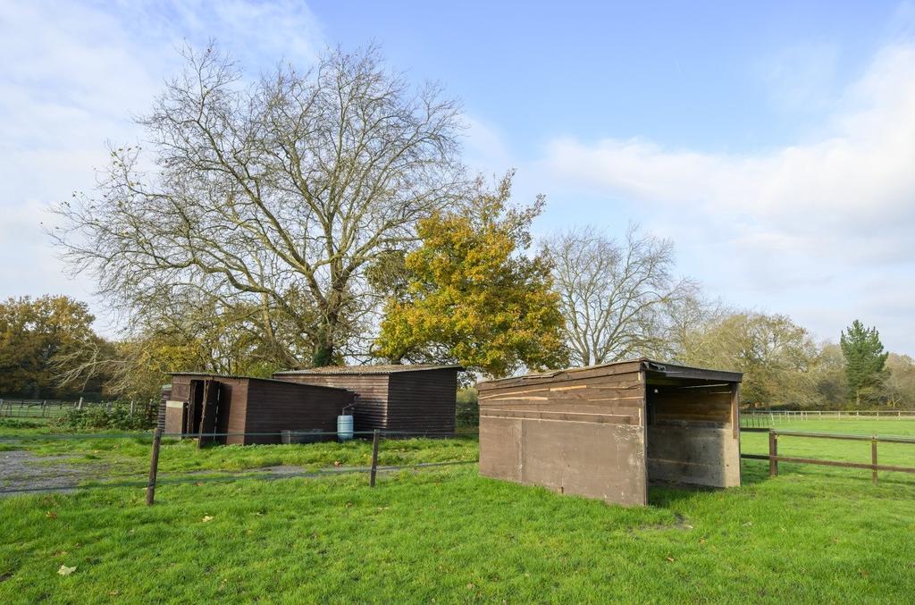 Chobham Road, Woking Surrey, GU21 4XY Equestrian property £250,000