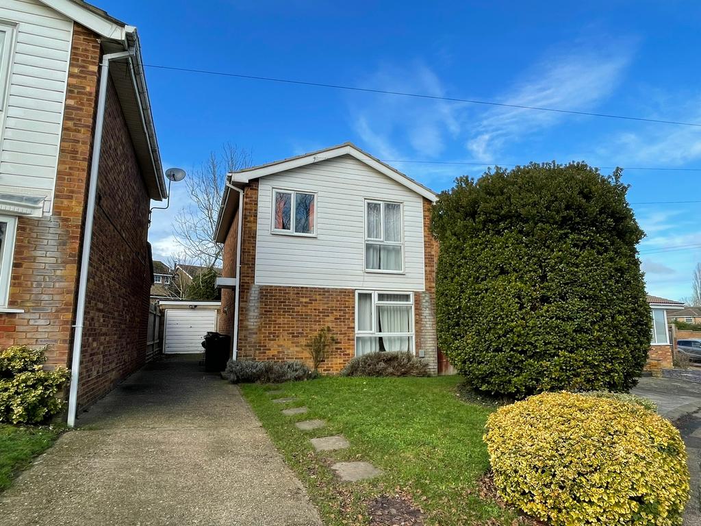Halsey Drive, Hitchin, SG4 3 bed detached house £1,800 pcm (£415 pw)