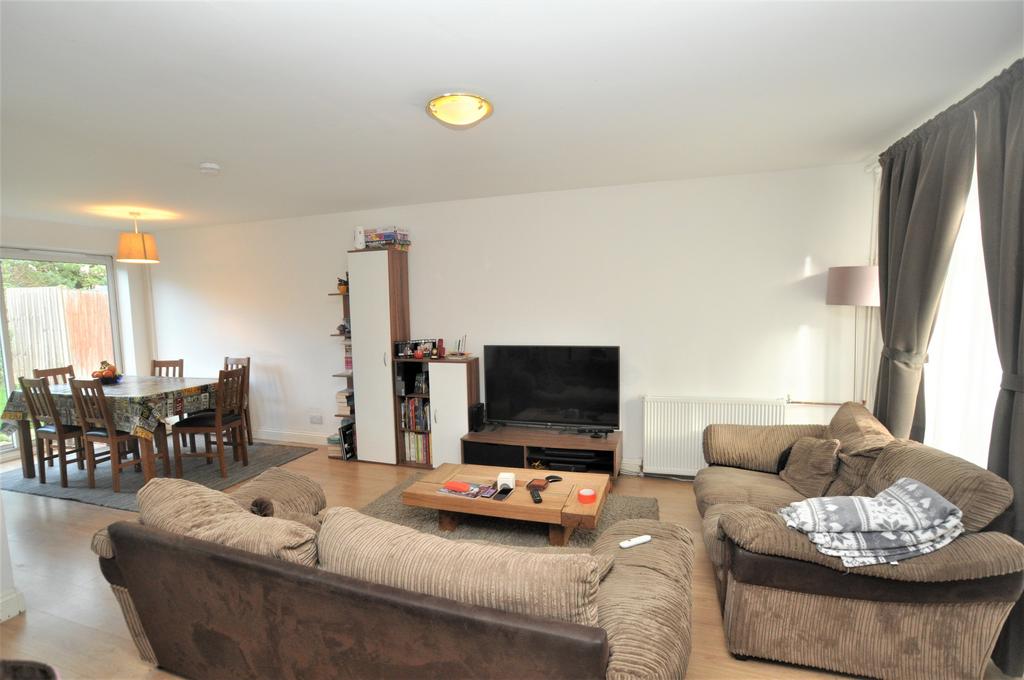 Halsey Drive, Hitchin, SG4 3 bed detached house £1,800 pcm (£415 pw)