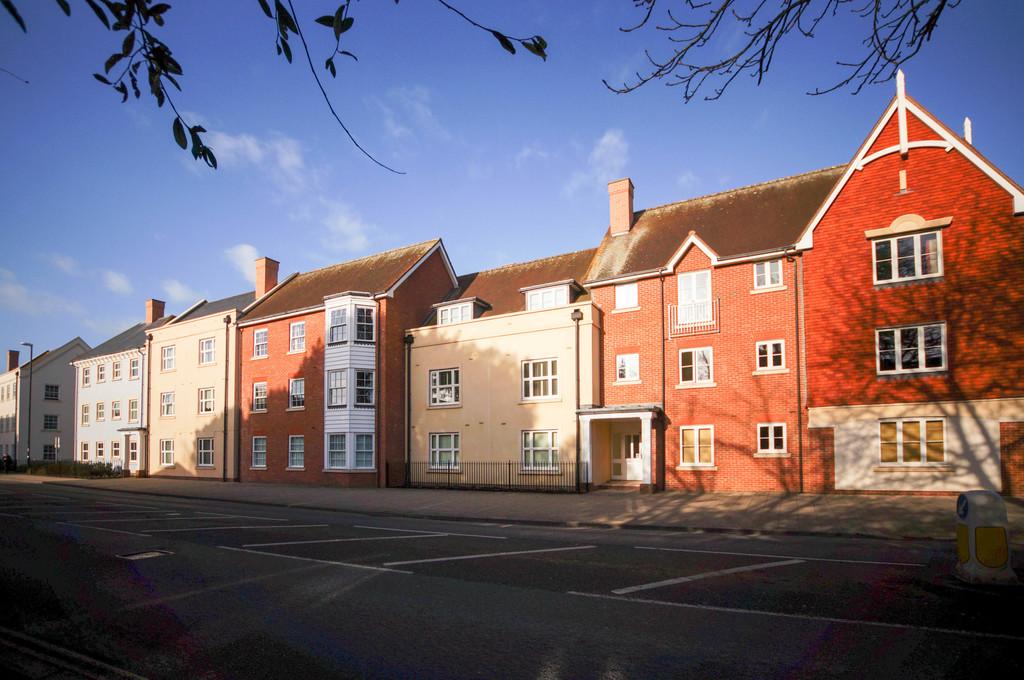 St Agnes Place, Chichester 2 bed flat £1,100 pcm (£254 pw)