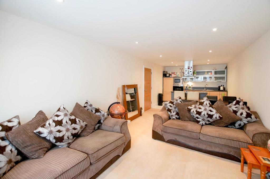 St Agnes Place, Chichester 2 bed flat £1,100 pcm (£254 pw)